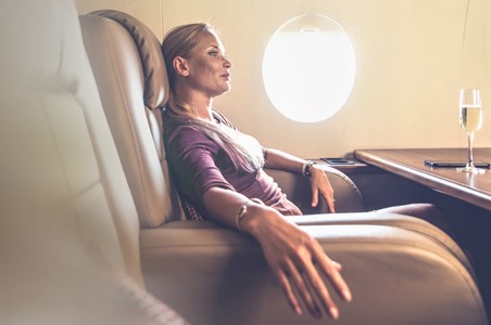 femme qui est assise dans un avion PCC