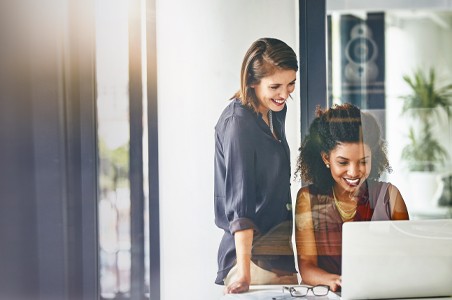 deux femmes travaillant sur un ordinateur portable PCC