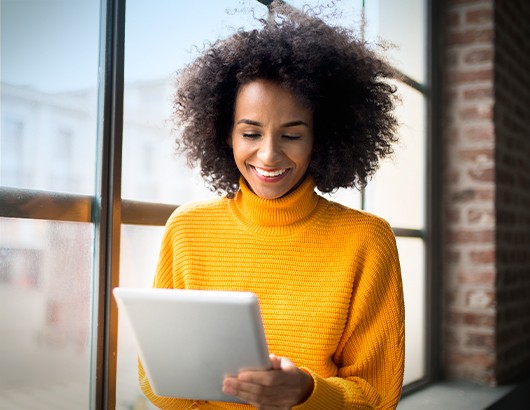 femme utilisant une tablette