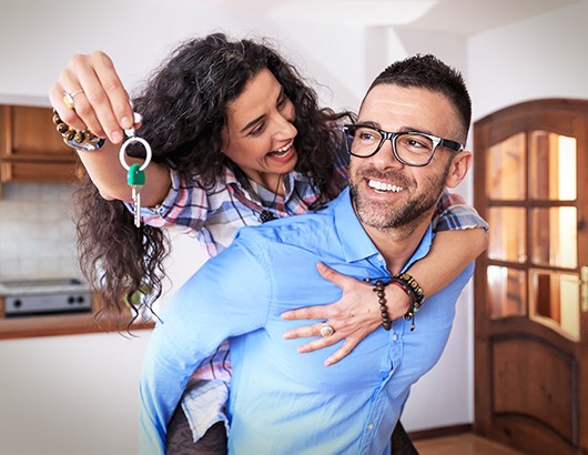 couple qui a reçu les clefs de leur nouvelle propriete